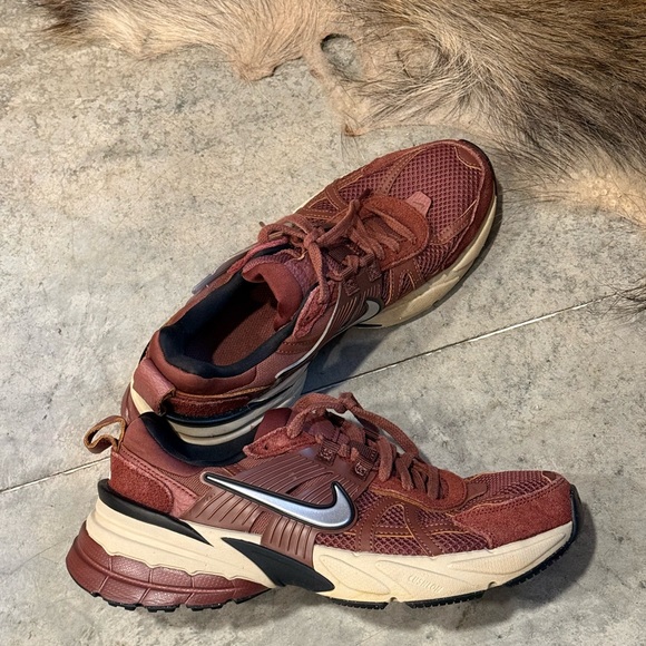 Women Nike Red and Tan Running Shoes - Picture 3 of 4